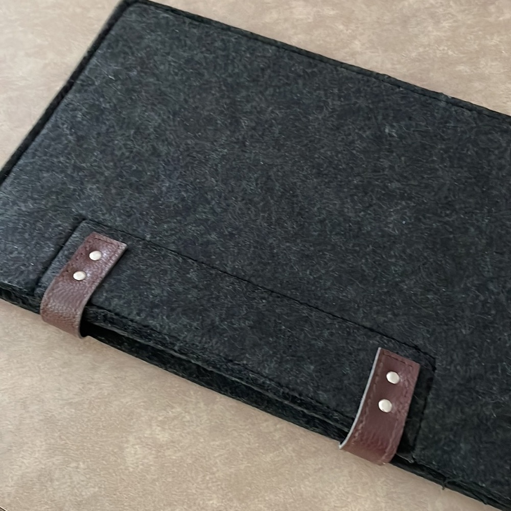 Felt iPad carrying case NWOT